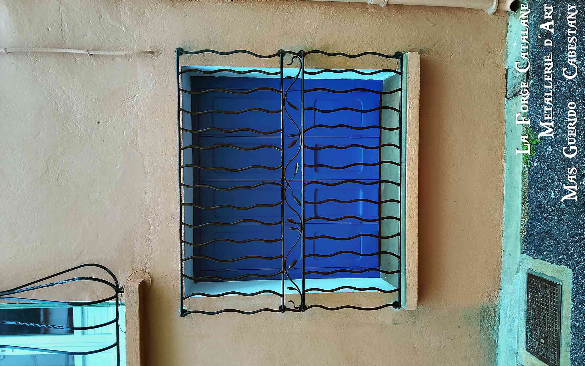 grille de protection fixe avec frise rameau olivier avec olives et feuilles barreaudage droit formant des vagues forge catalane.jpg